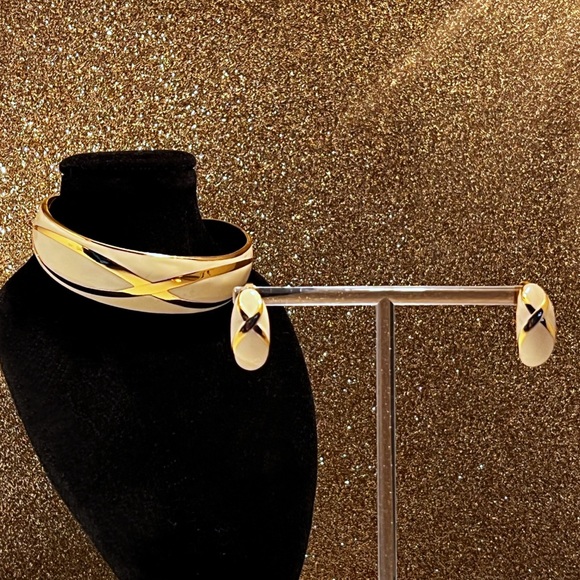 Avon Jewelry - AVON Fashion Pastel 1987 Enameled w/Gold Accents & Pierced Matching Earrings